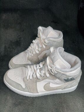 Air Jordan 1 Mid SE 'Particle Grey'